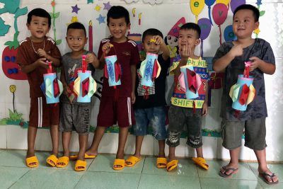 Hoạt động trải nghiệm: “Vui hội trung thu_Lớp Lá 2